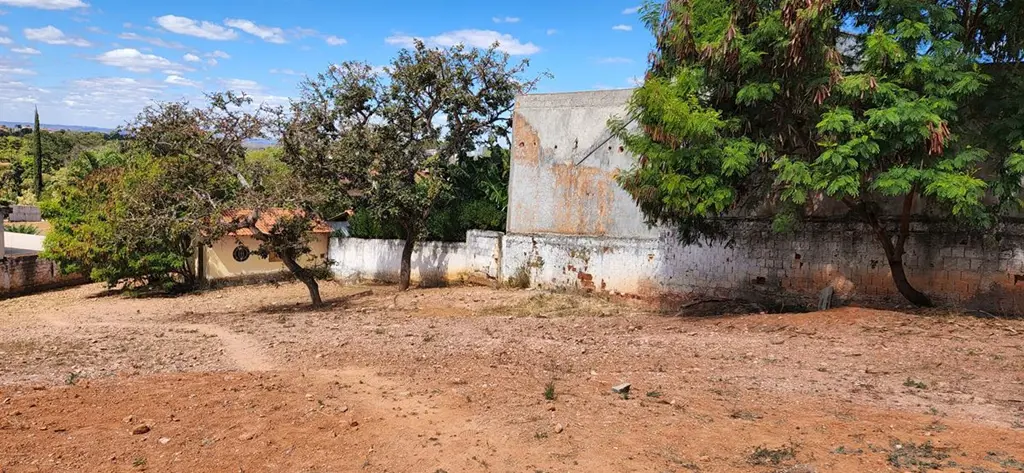 EXCELENTE TERRENO ESCRITURADO!- NÃO TEM REGISTRO, NÃO ESTÁ QUITADO;- TEM UMA CAS...