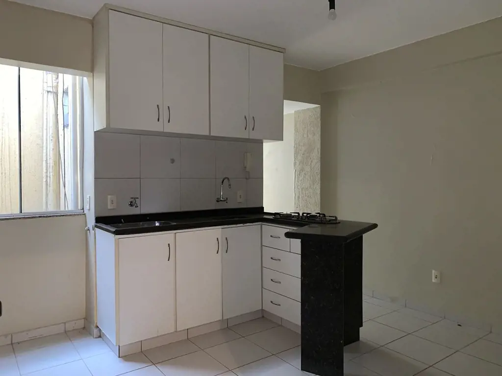 Apartamento arejado e bem iluminado, composto por:- Sala e cozinha americana con...