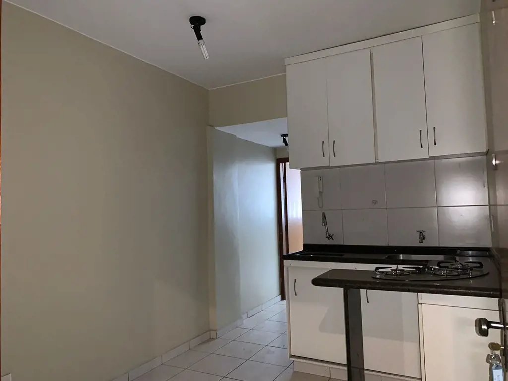 Apartamento arejado e bem iluminado, composto por:- Sala e cozinha americana con...