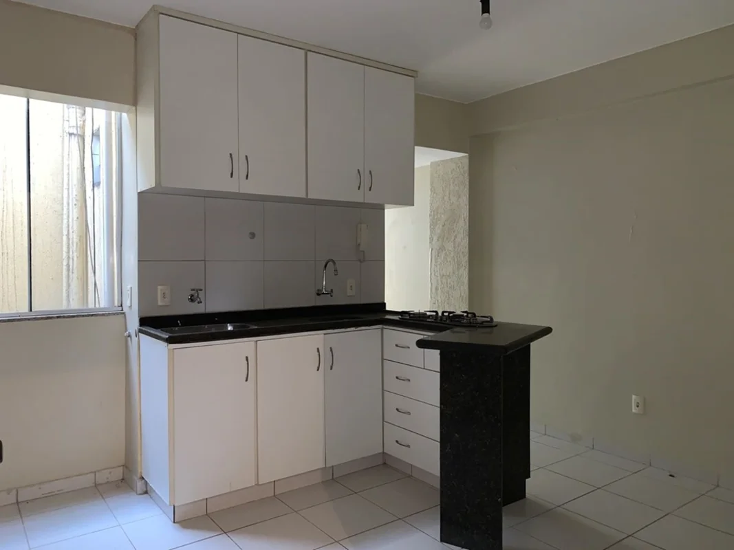 Apartamento arejado e bem iluminado, composto por:- Sala e cozinha americana con...