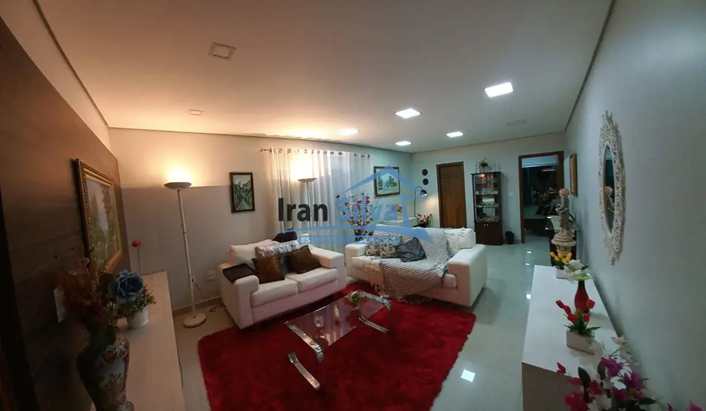 VOCÊ ESTÁ VENDO UMA CASA QUE FOI CONSTRUÍDA SEM POUPAR GASTOS. TUDO É DE PRIMEIR...