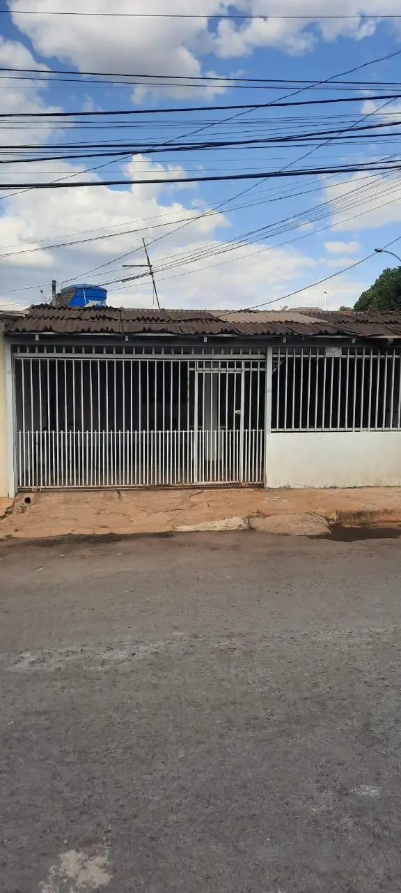 Imagine morar em uma casa na QE 44 Conjunto K, Guara II. Uma área de 80m² bem di...