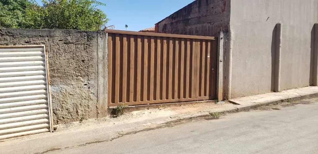 Excelente lote na Sucupira, murado, bem localizado, com aprox. 350 m2 de área to...