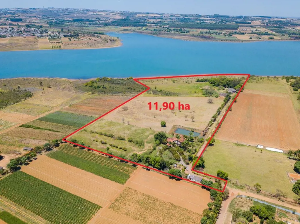 Casa, represa, formada em grama para cavalo, baias para cavalo, beira da barrage...