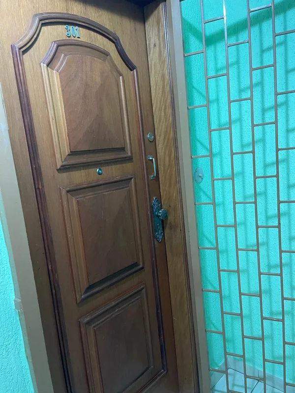 ALUGA-SE APARTAMENTO MOBILIADO - SQS 303 IMÓVEL COM 120 M2, COM GARAGEM E ELEVAD...