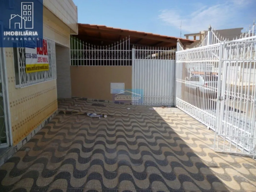 IMOBILIÁRIA FERNANDES vende ótima casa na Quadra 09 do Setor Central com 03 quar...