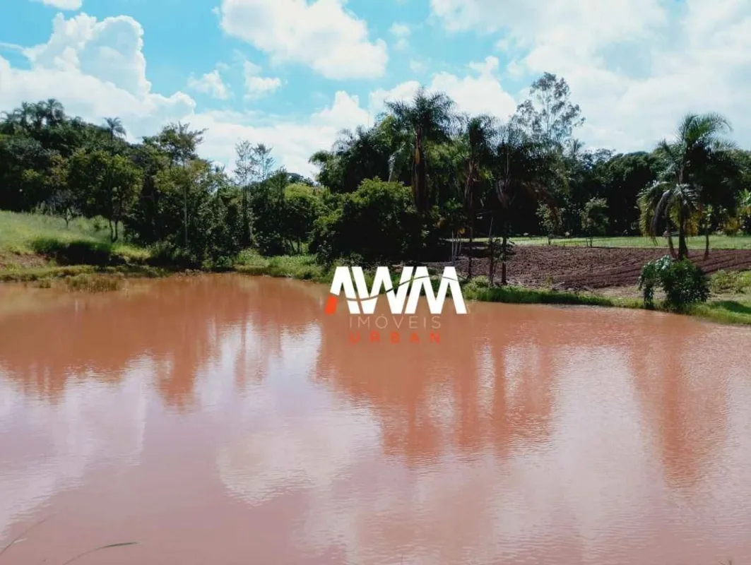 Sítio localizado a apenas 2 km de Abadia, no sentido Goiânia/Abadia, com fácil a...