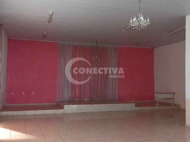  Comentários do corretor: Salão de eventos, podendo ser utilizado como galpão. P...