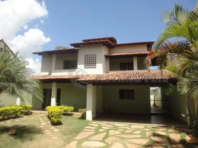 CONDOMÍNIO : Guarita com portaria 24 horas.IMÓVEL:Térreo: Composta de hall de en...