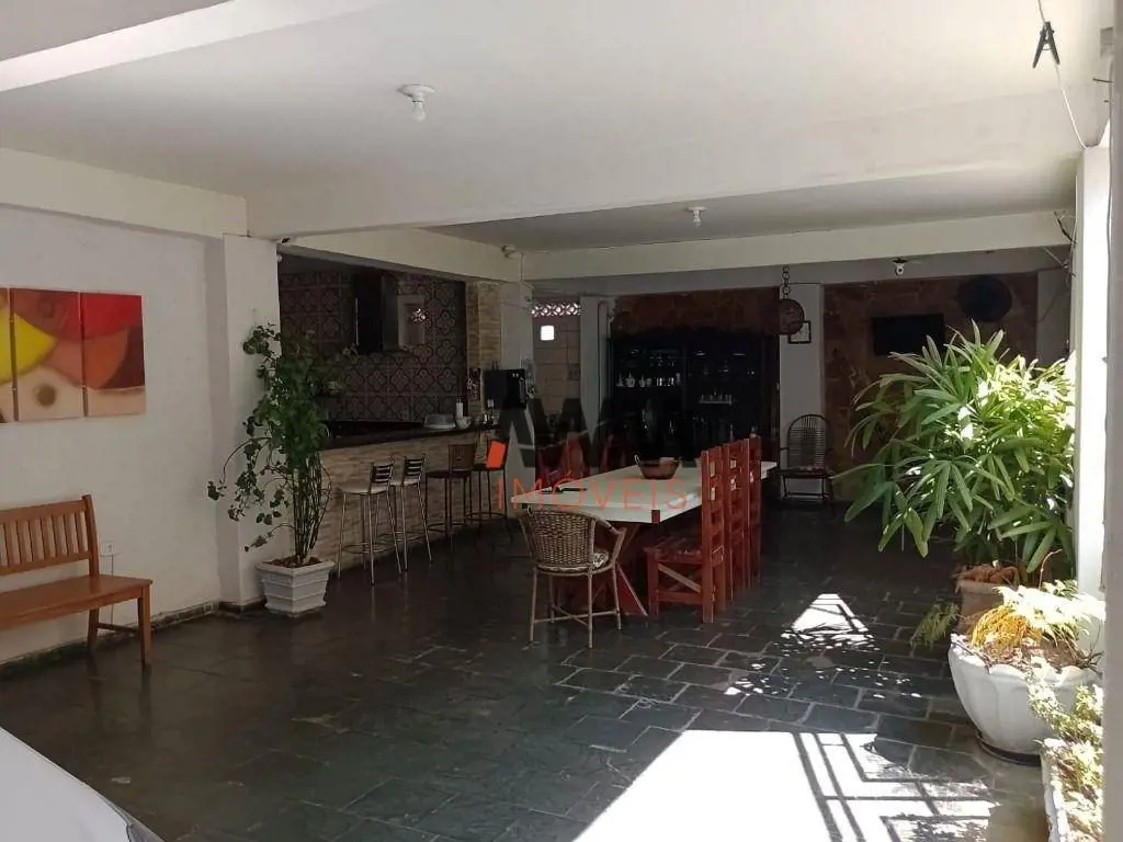 Excelente Sobrado no Setor Coimbra. 450m² de área construída. 3 Quartos 2 Suítes...