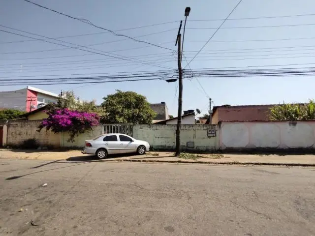 Lote com 393 M², próximo a diversos comércios. Lote contra esquina contendo 2 ba...
