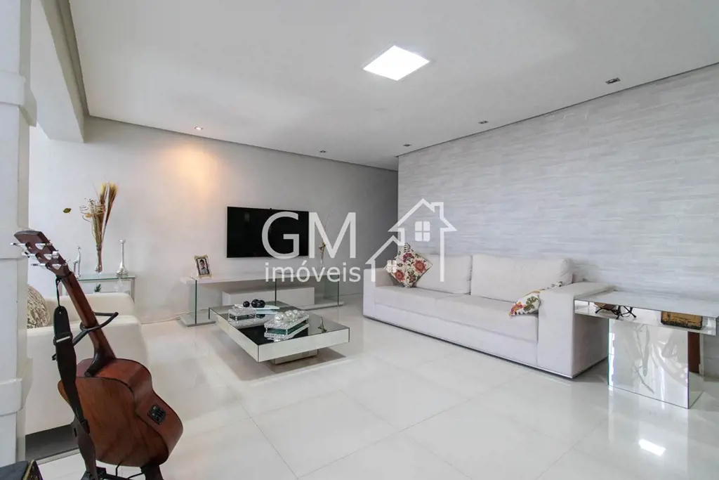 A GM Imóveis vende casa reformada na Quadra 2 de Sobradinho.O que acha de adquir...