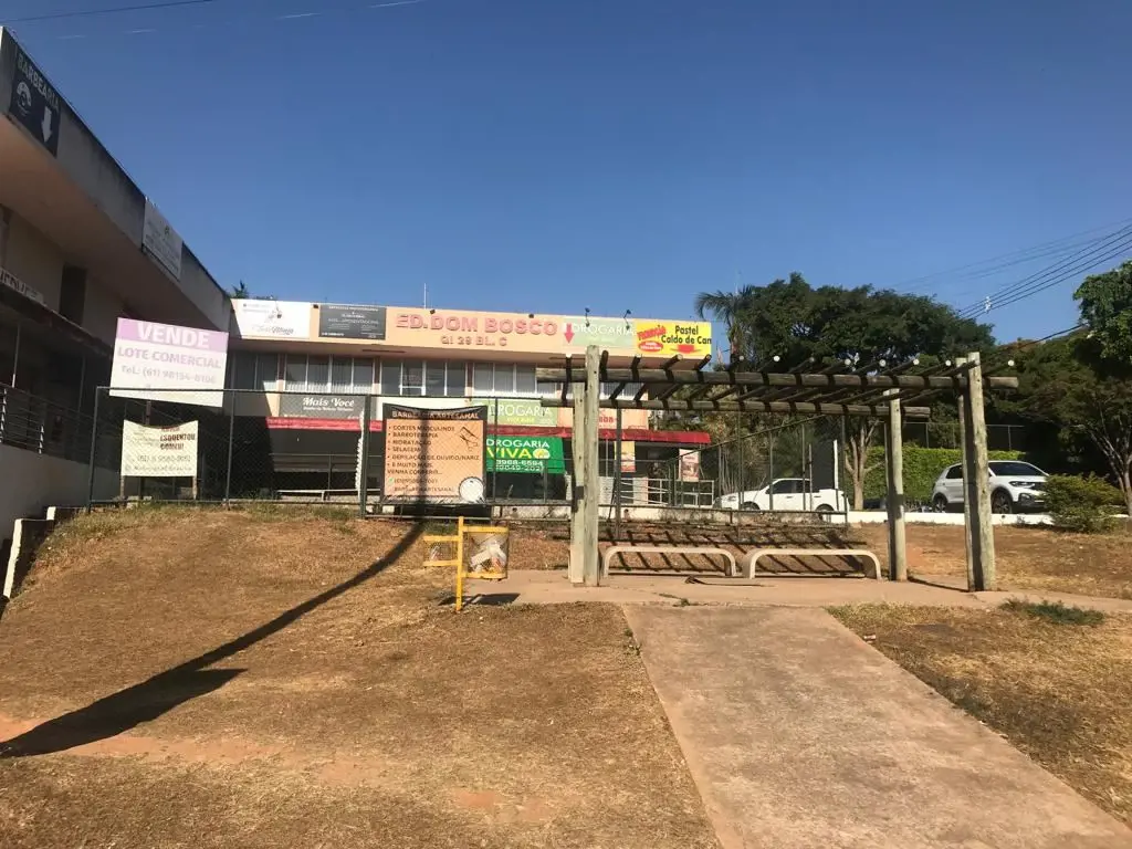 SUBSOLOS COM PISO EM GRANITO, FOSSO DE VENTILAÇÃO E BANHEIRO.02 LOJAS DISPONÍVEI...