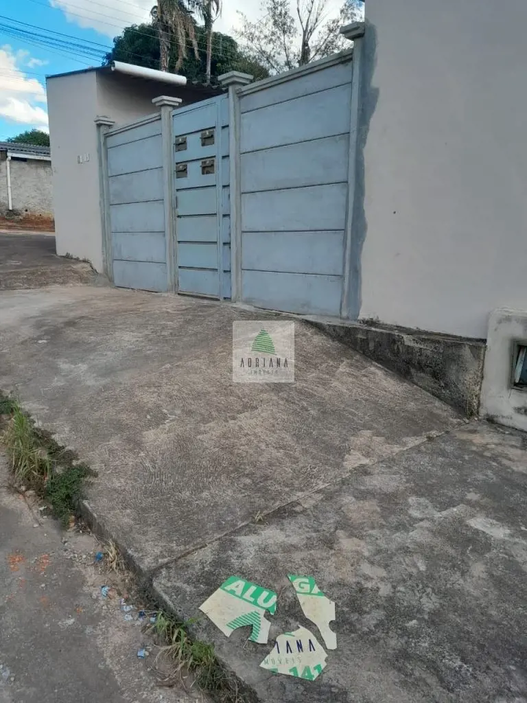 casa 2 quartos, sala, cozinha, área de serviços, garagem para moto, bem localiza...