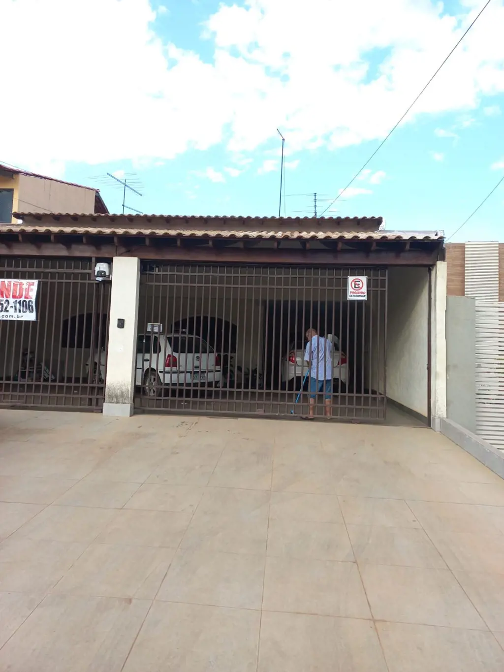 Vendo Casa com 2 qtos, sendo 1 suíte, 2 salas, escritório, banheiro.social.cozin...