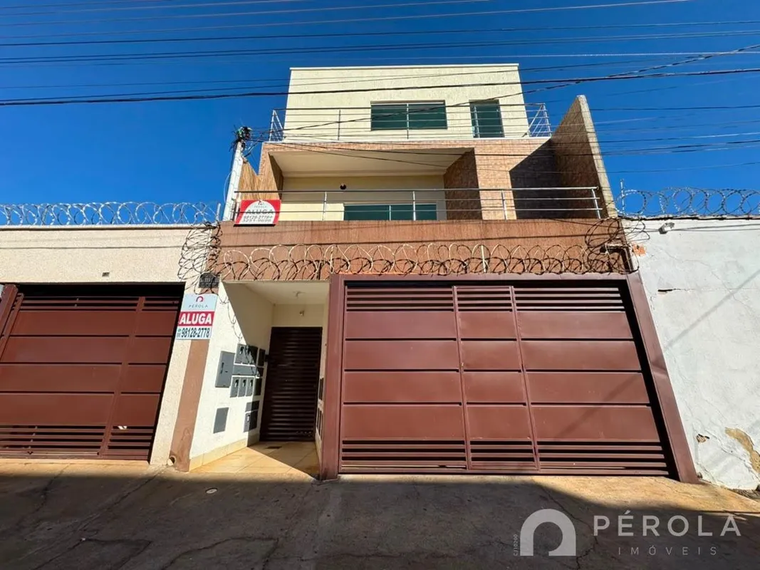 Apartamento duplex com três quartos sendo uma suíte, banheiro social, sala, saca...