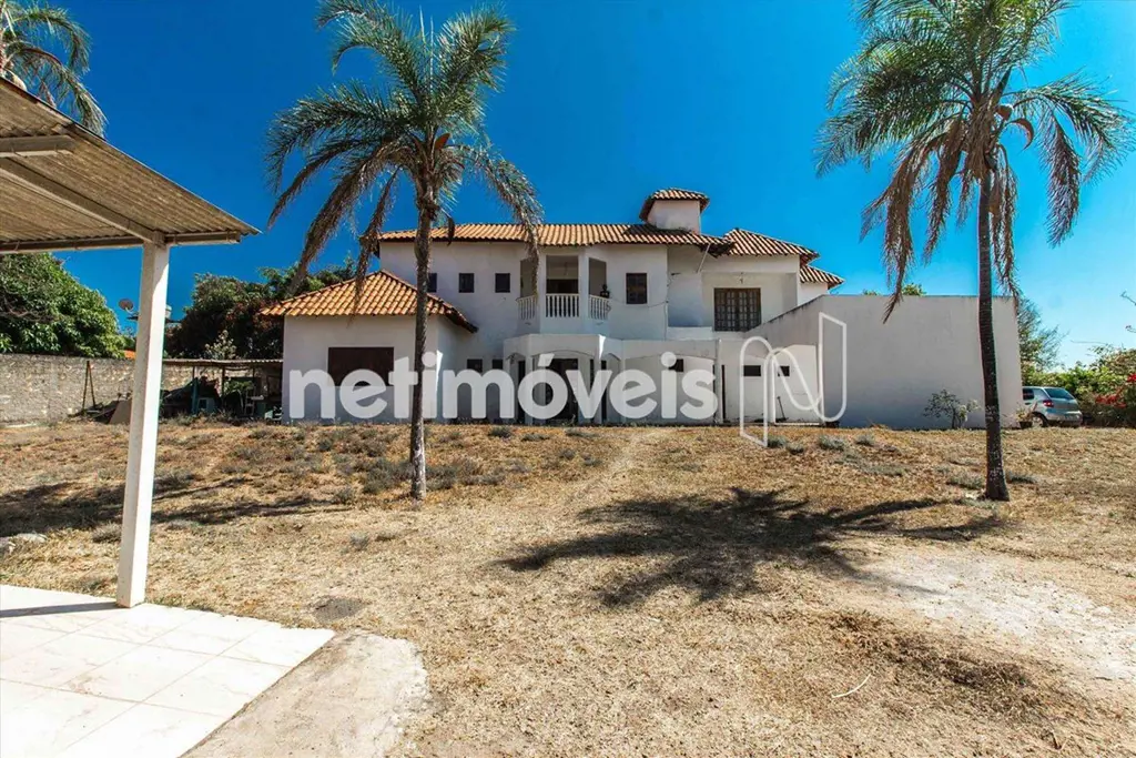 Casa em dois pavimentos com aproximadamente 600 m² de área construída, em lote p...