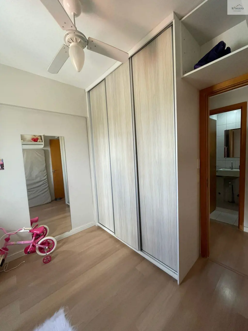 Do apartamento:- ampla sala com vista e para dois ambientes- cozinha com armário...