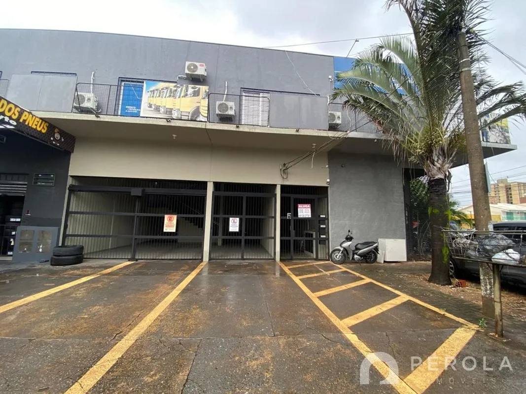 Apartamento sobre loja Residencial/Comercial, com três quartos sendo um suíte, s...