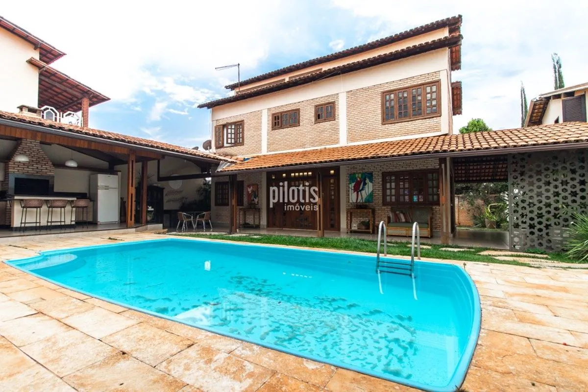 Ótima casa reformada e escriturada à venda !!Imóvel dispõe de:- 5 quartos sendo ...