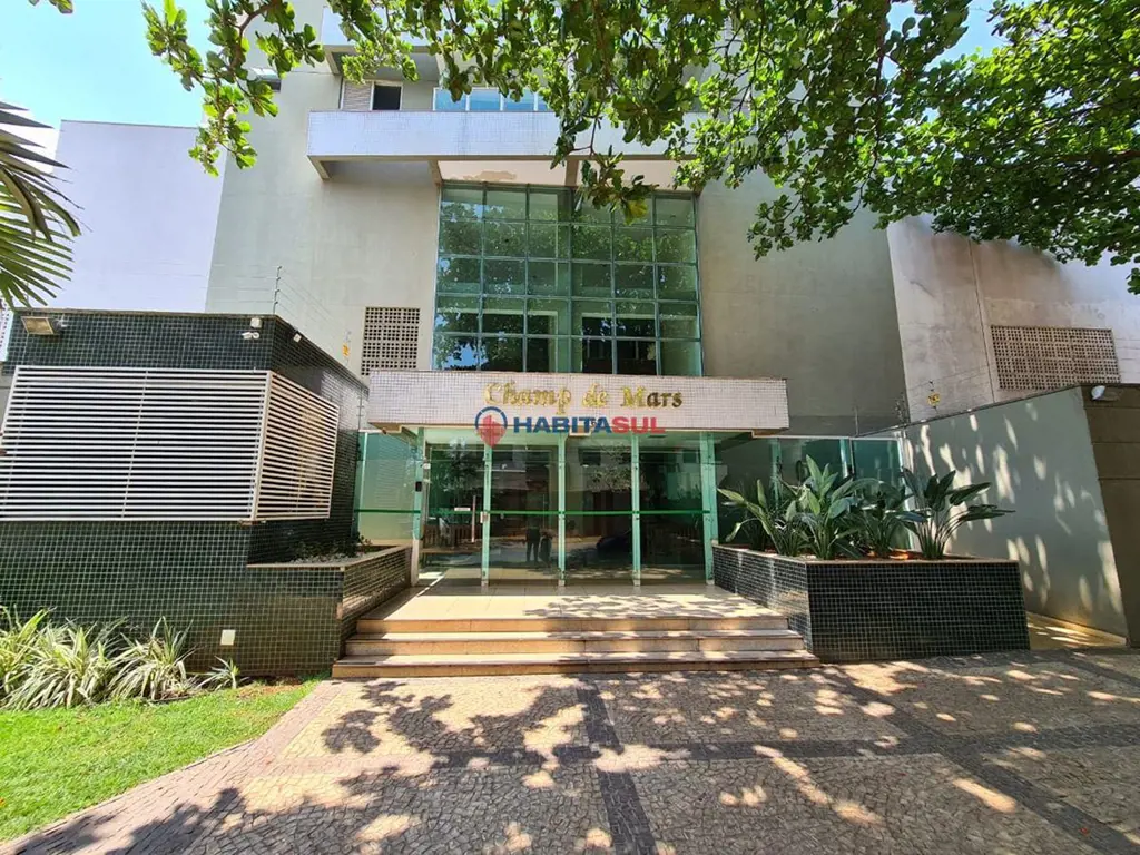 Apartamento com 03 suítes, todos com armários, sendo 02 americanas;Sala ampla 02...