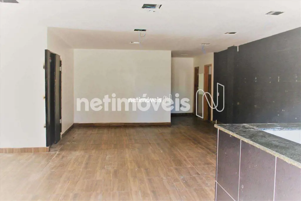 COD SAN 900550PRÉDIO DE ESQUINA 03 Lojas com banheiros individuais e uma delas t...