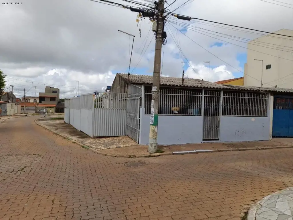 Casa a venda na QNO 16 - Ceilândia NorteCasa de esquina:com 3 quartos sendo 1 su...