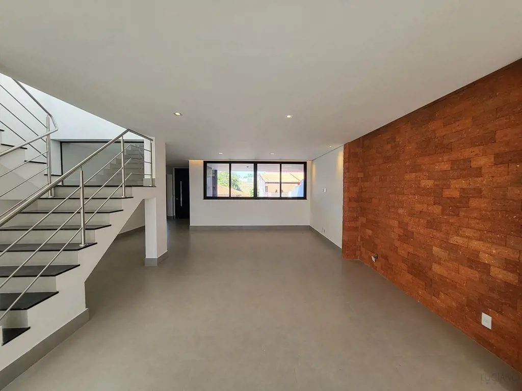 Casa Nova, Moderna e desocupada.- 1° Piso:- Salão com três ambientes;- Lavabo;- ...