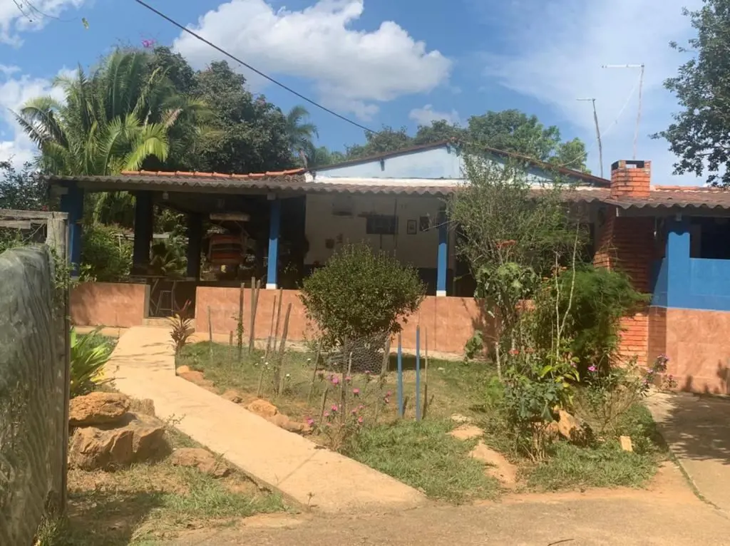 Vende-se chácara 0,96 ha, situada em Luziânia na fazenda Jorge, composta de uma ...