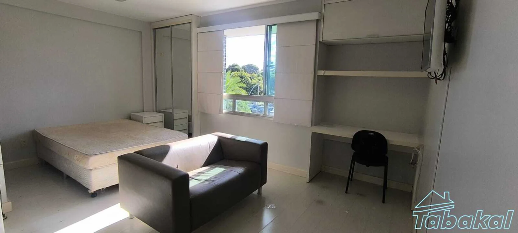 Excelente kit mobiliada, vão livre com armários planejados. Mobília composta por...