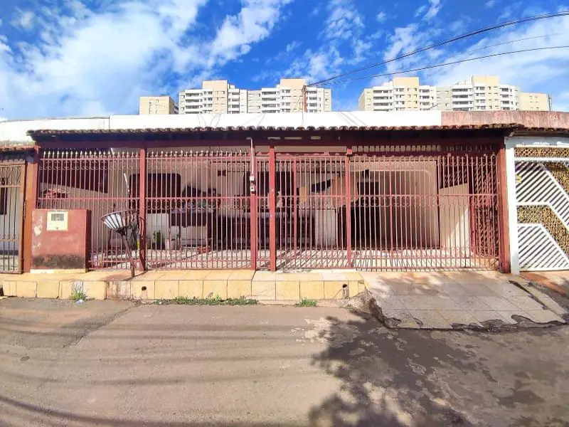 Excelente oportunidade! Linda casa com 3 quartos na parte da frente e mais 1 qua...