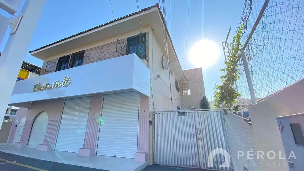 Apartamento com dois quartos sendo uma suíte, banheiro social, sala para dois am...