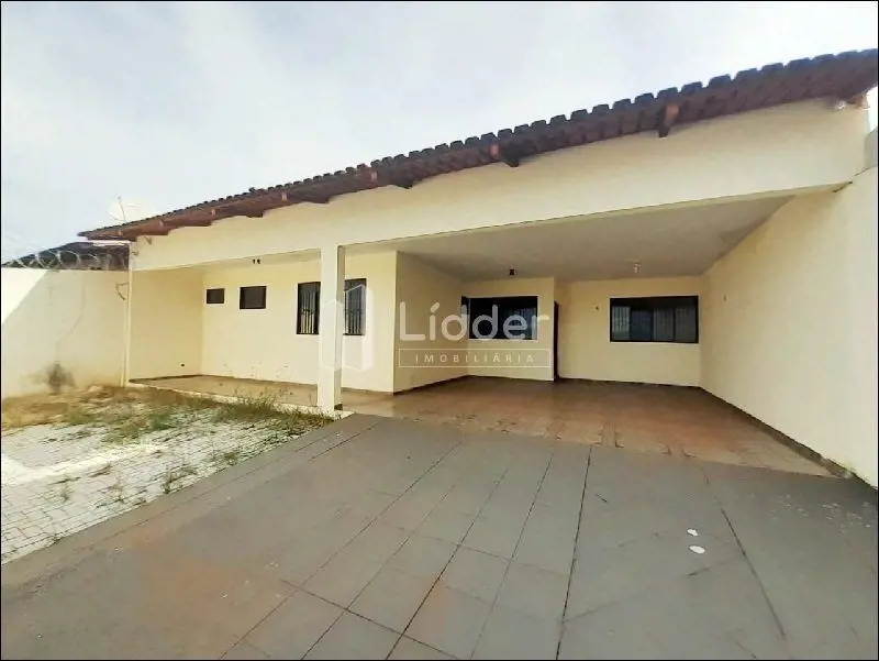 Casa situada em excelente localização do Setor Celina Park, com 04 quartos, send...