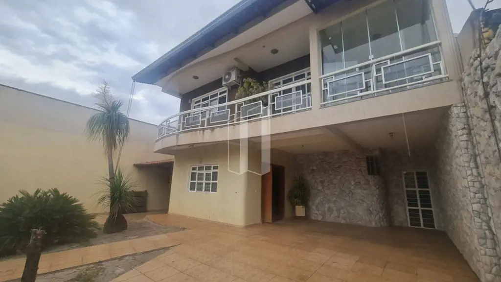 Sobrado com ótima estrutura, situado no Jardim Ana Lúcia.  Composto por 05 quart...