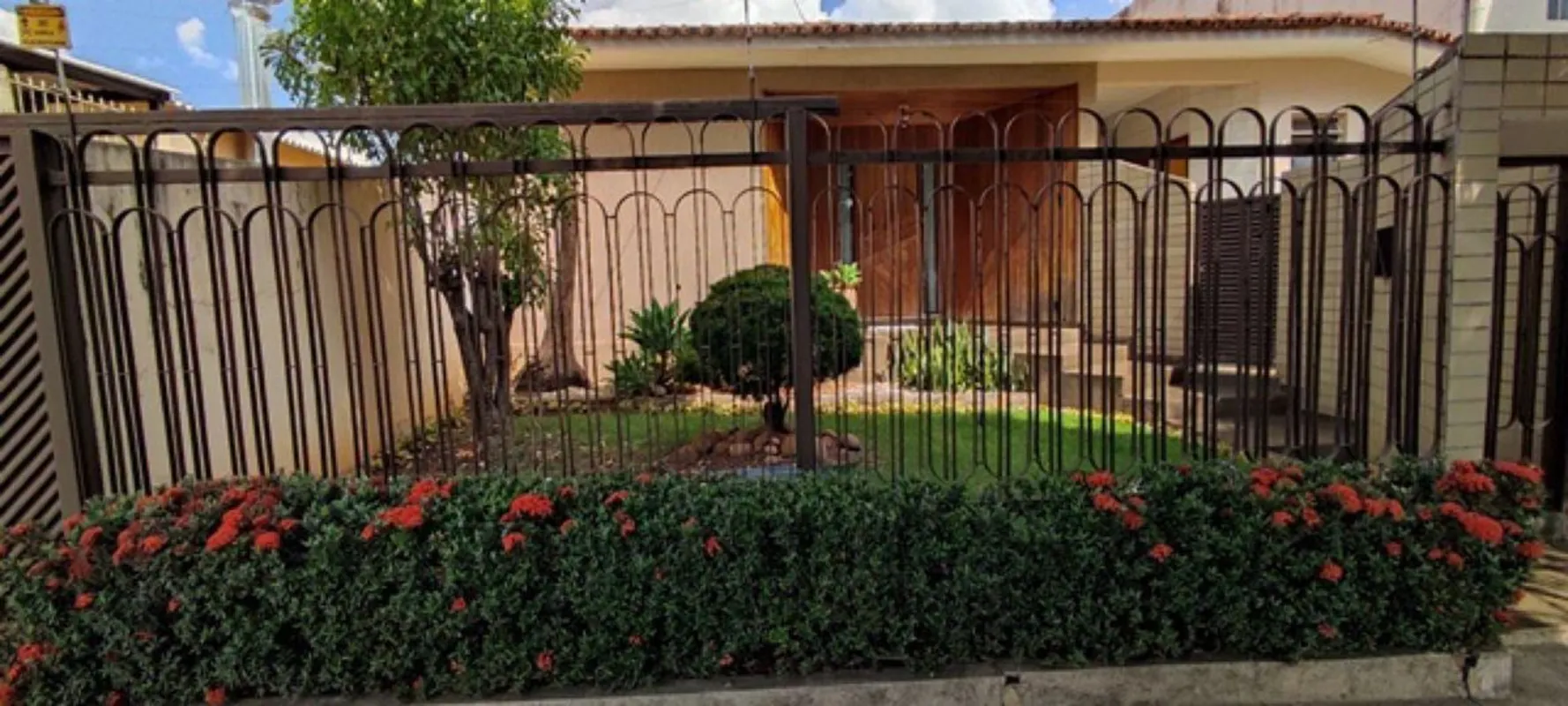 Vende-se Casa no Setor Bueno em Goiânia, sendo 4 quartos, 2 suítes plenas e duas...