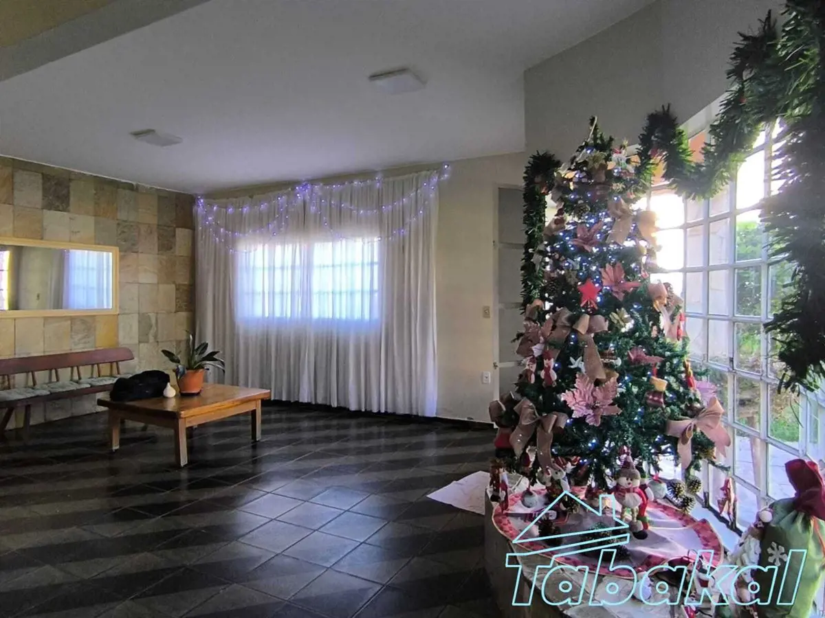 Sobrado de esquina. No térreo composta de Sala com 02 ambientes, lavabo, copa, c...