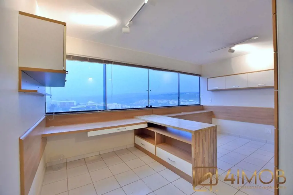 Conforto e segurança em um espaço bem dividido entre sala, cozinha, quarto e ban...