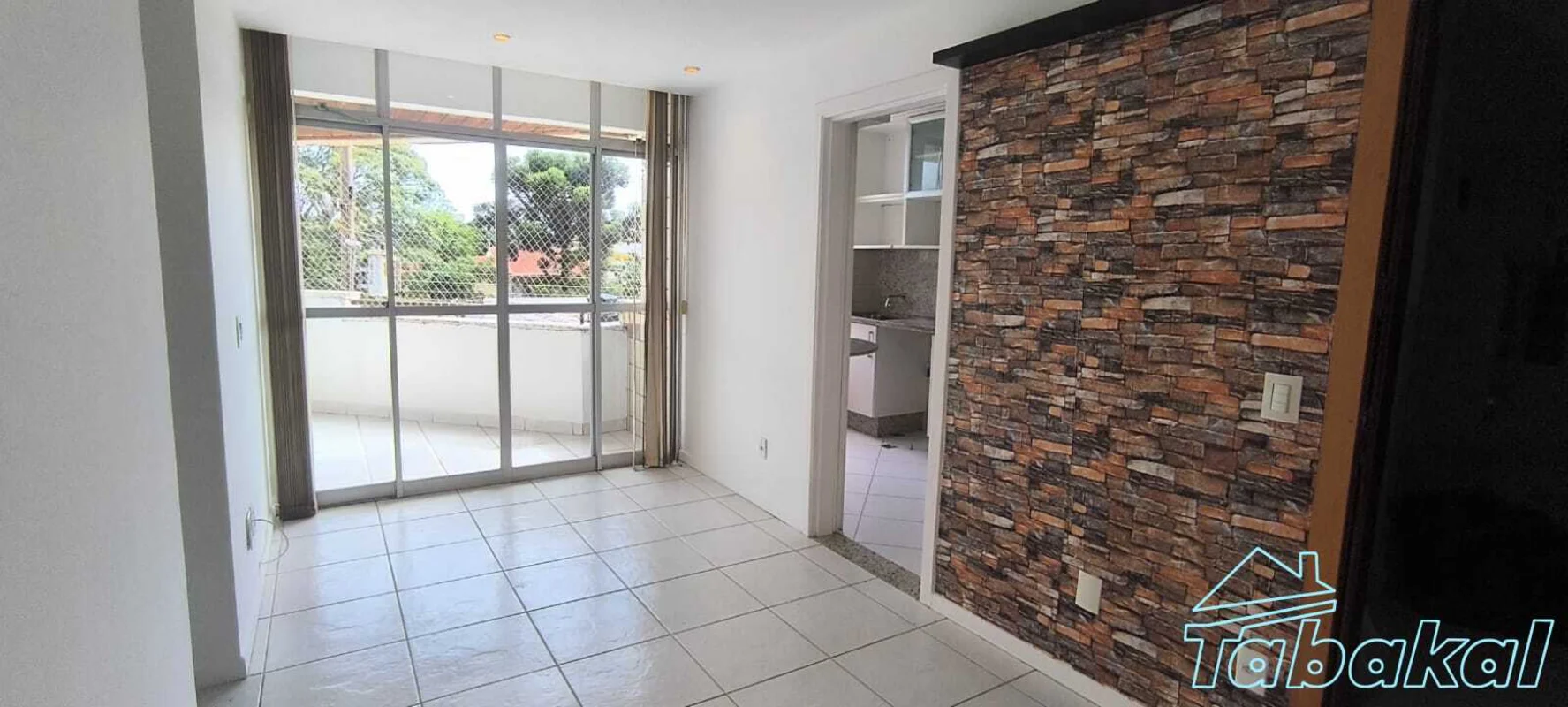 Apartamento no 1° andar, nascente, com varanda. Possui sala, 2 quartos, sendo um...