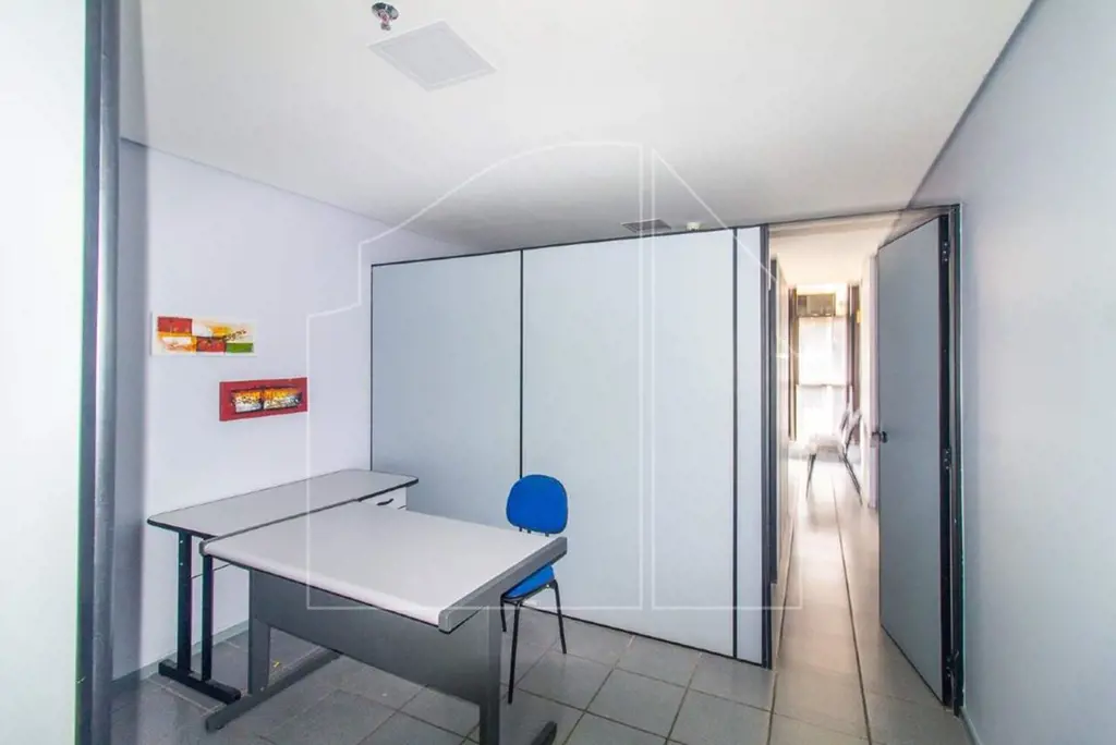 DALL'OCA IMÓVEIS ALUGA: Sala comercial, dividida em 3 ambientes, mobiliada, loca...