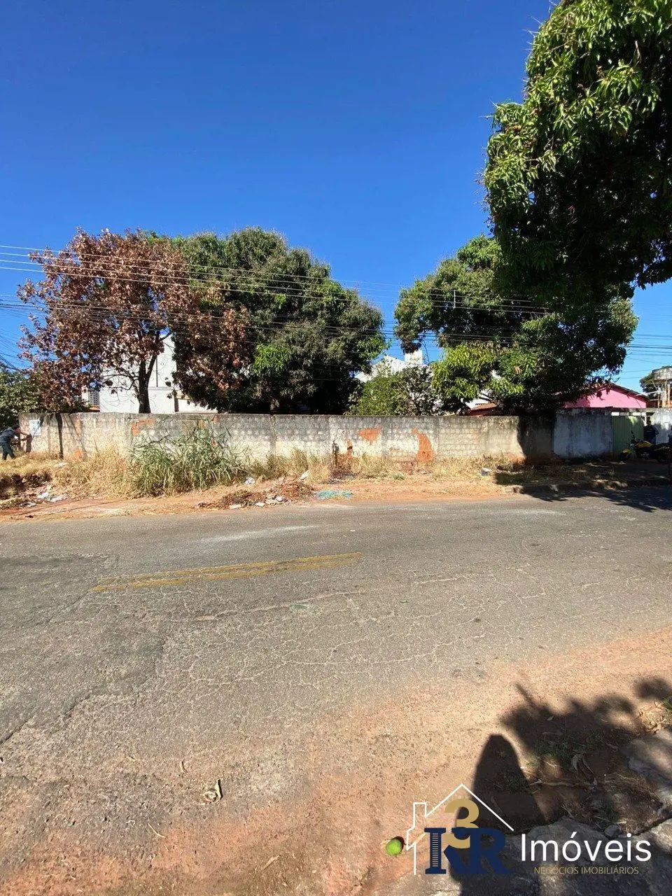 Lote com 583 metros, possui uma localização privilegiada com bom estado de conse...