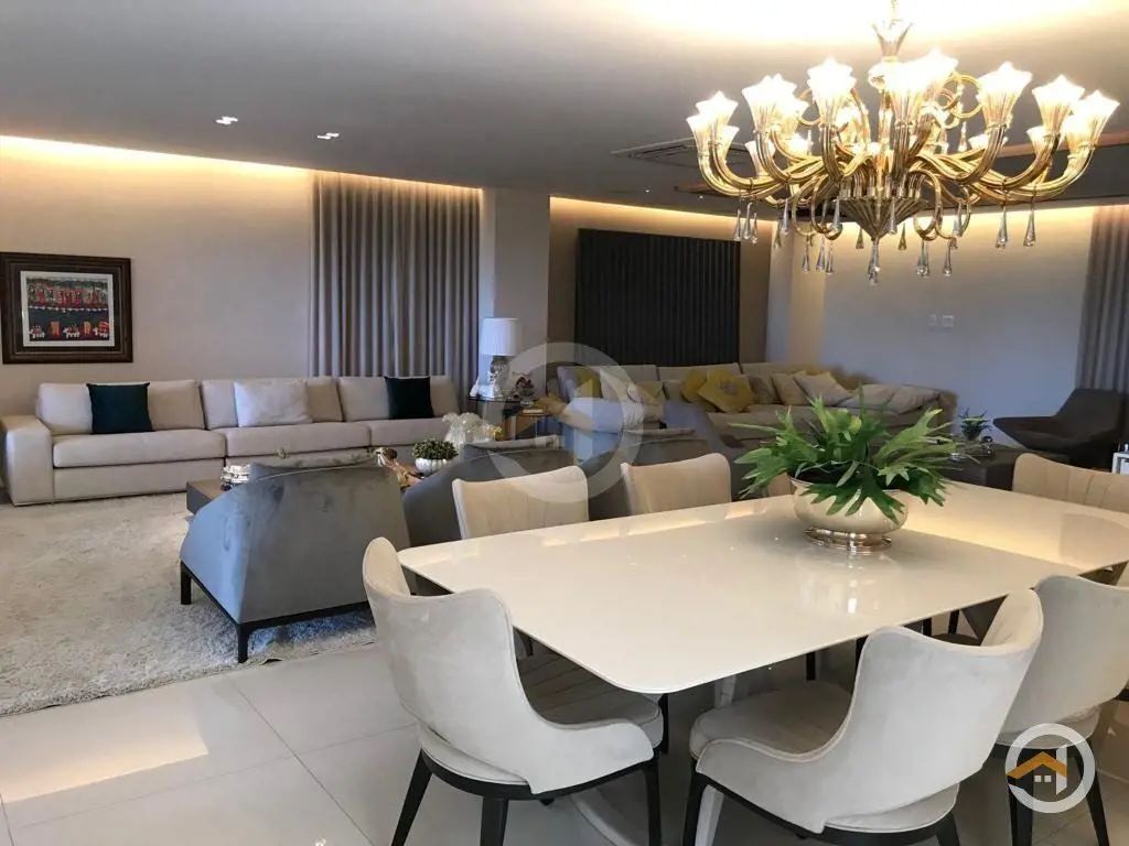 Cobertura com 4 suítes, piscina aquecida, 5 vagas de garagens Mobiliada e decora...