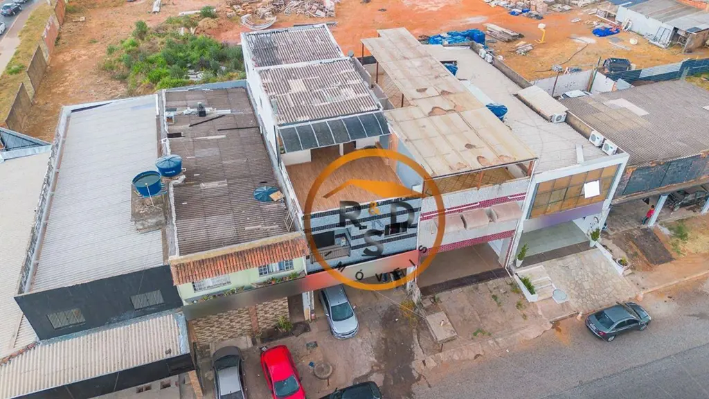 Grande Oportunidade de Investimento:Prédio inteiro com 1 loja no térreo com pé d...