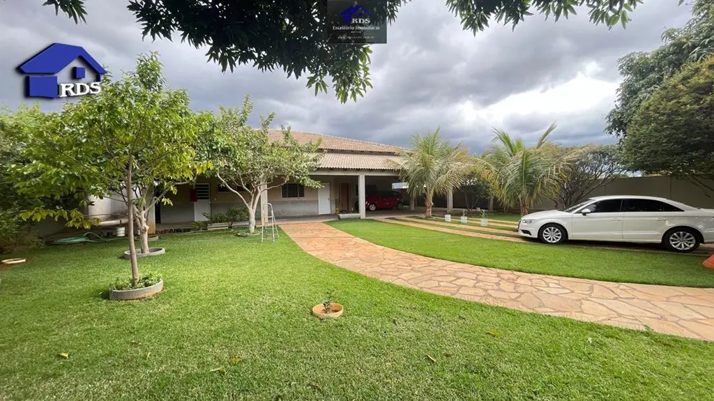 Uma ótima opção pra quem procura uma casa grande , em um lote de 1.260m,são 04 q...