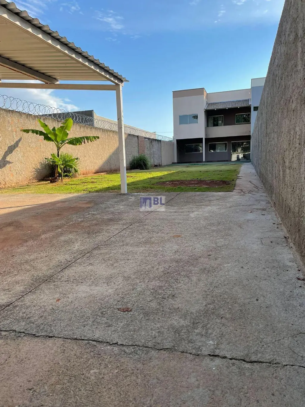 SOBRADO À VENDA SETOR SUDOESTE, EM GOIÂNIASOBRADO EM MEIO LOTE 3 QUARTOS UMA SUÍ...