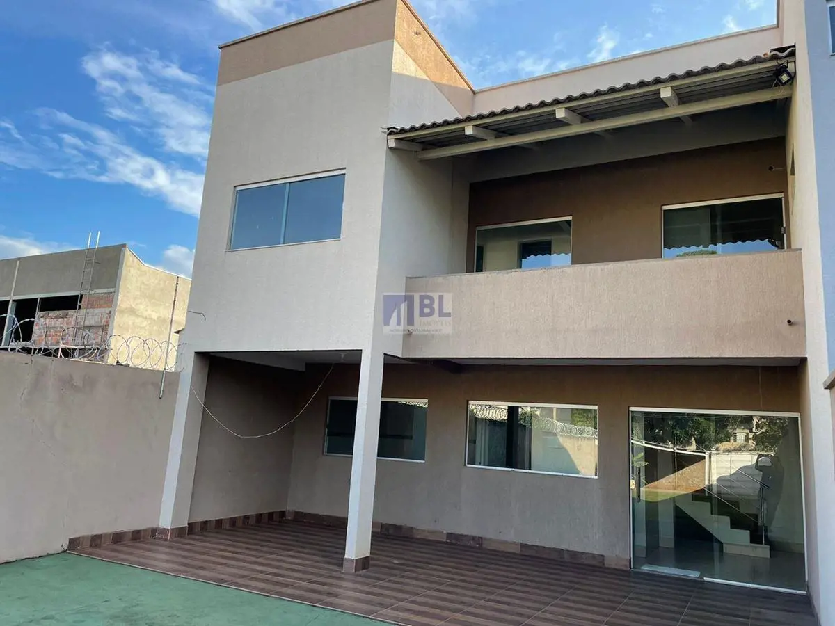 SOBRADO À VENDA SETOR SUDOESTE, EM GOIÂNIAIMÓVEL EM MEIO LOTE 2 QUARTOS UMA SUÍT...