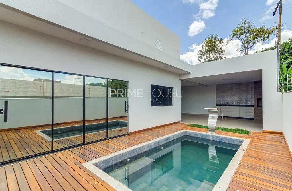 Linda casa recém construída em Condomínio Fechado em Arniqueiras, trazendo segur...