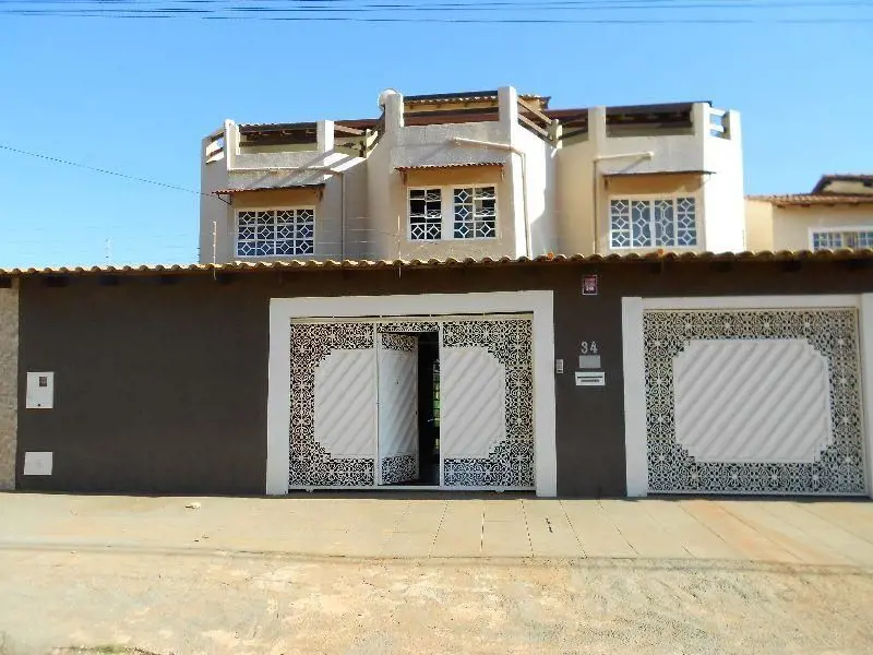 Sobrado de alto padrão em Valparaíso de Goiás-GO.Dados do imóvel:- 3 pavimentos....