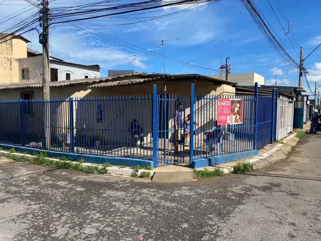 Ofereço a venda casa de esquina na QNL 28 – Via LN 30 – Taguatinga Norte – DF.Ca...