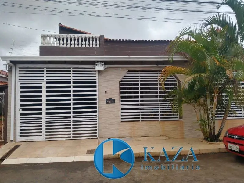 Casa de 04 quartos, sendo 01 suíte, sala ampla, copa, 02 cozinhas, garagem p/ 04...