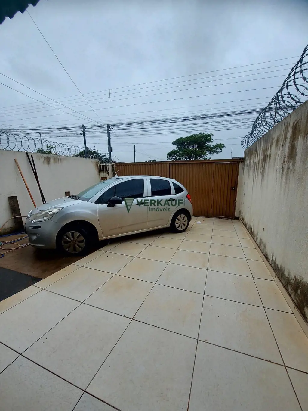 Casa 03 quartos sendo uma suíte, sala, cozinha convencional, banheiro social, ha...